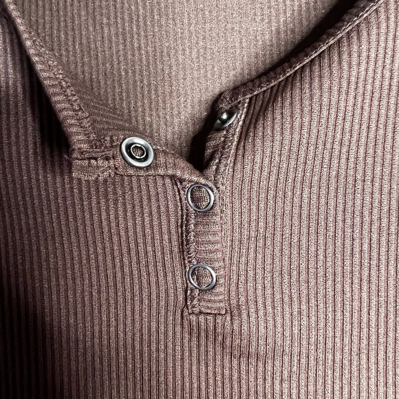 Hollister Baby Tee Crop Top Brown - Picture 2 of 6